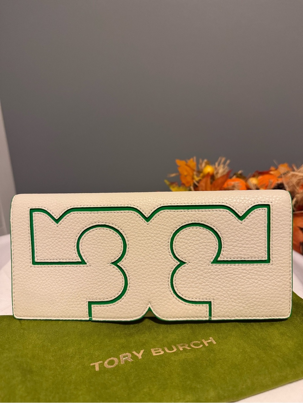 NWT Tory Burch Serif Clutch New Ivory Green Leather 33230